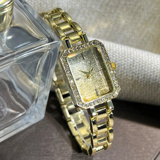 Elegant Quartz Wristwatch for Women - Timeless Luxury with a Gold Bracelet